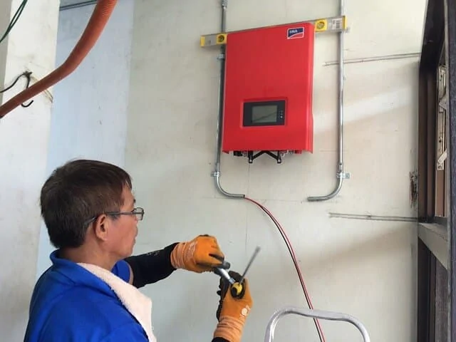 6 Best Solar Inverters in 2025 [Including Buying Guide]