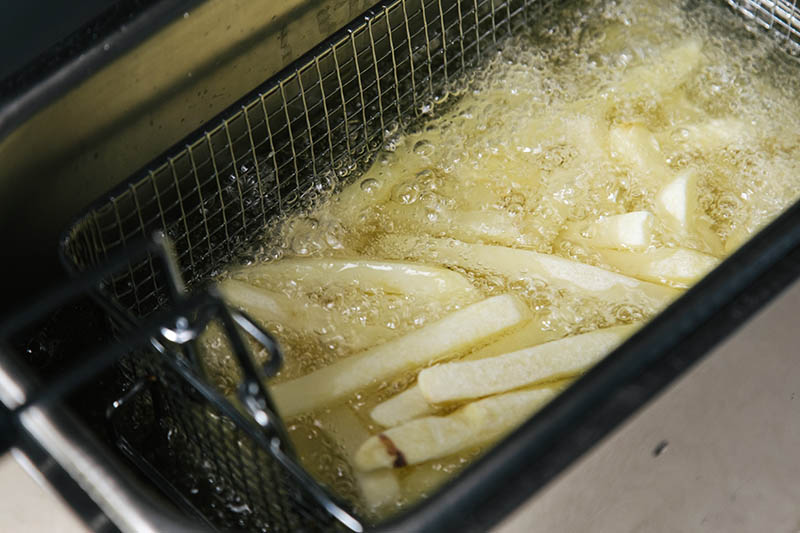 fries in boiling cooking oil