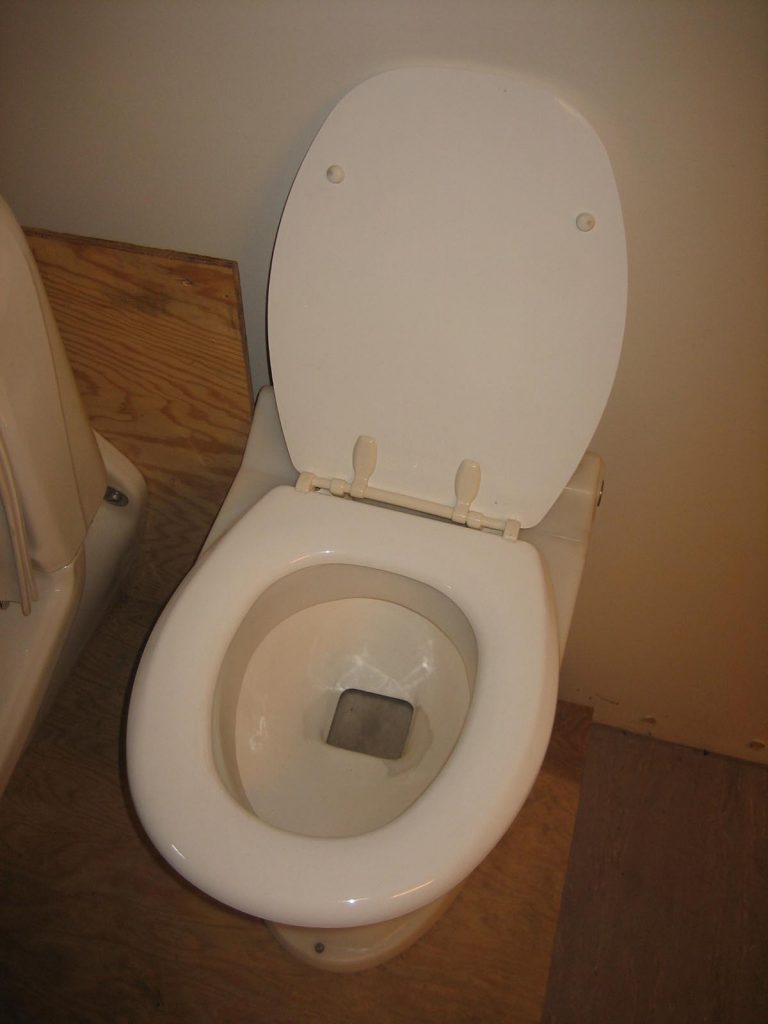 Low-flush toilet
