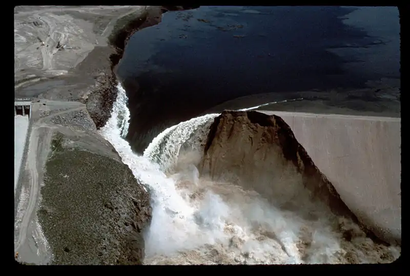 he reservoir emptying through the failed Teton Dam